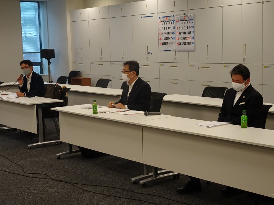 写真左から、航空連合島大貴会長「不安感を払拭し、需要喚起を」。JR連合荻山市朗会長、サービス連合後藤常康会長「一年経って状況は悪化するばかり。中長期的なご支援をお願いしたい」 DSC01767.JPG