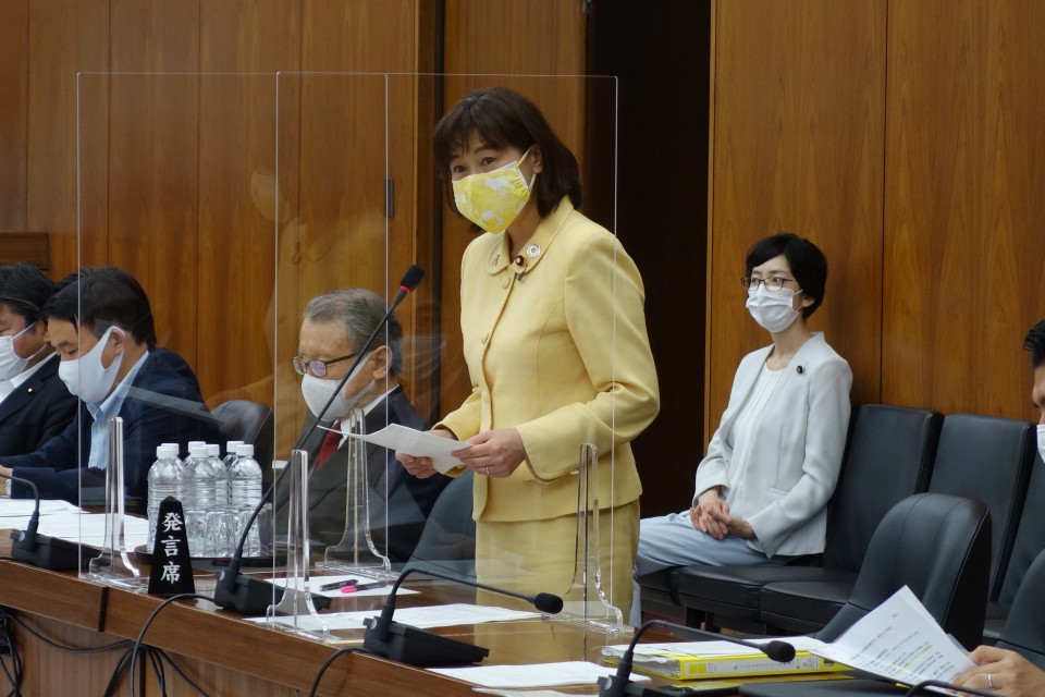 質問に立つ岡本あき子議員 0521岡本あき子議員.JPG