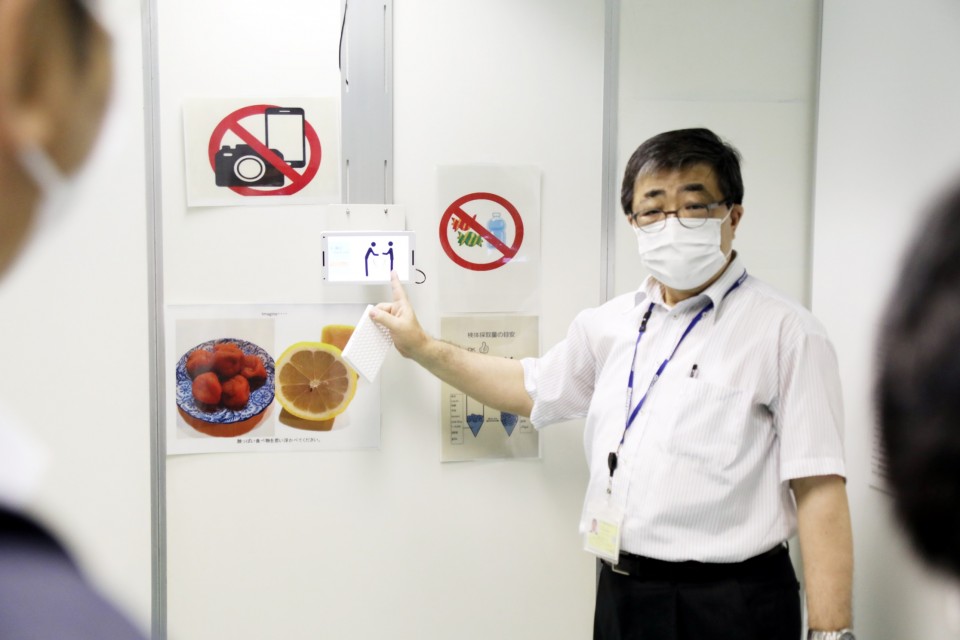 検体採取について説明する成田空港検疫の田中所長(検査室は許可を得て撮影) 20210708_134020_01_re_rez.JPG
