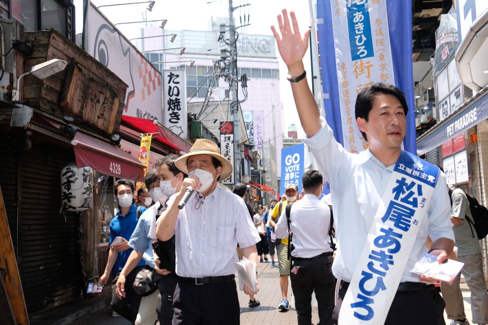 商店街を練り歩く松尾あきひろ候補と菅直人党最高顧問 商店街を練り歩く松尾あきひろ候補と菅直人党最高顧問