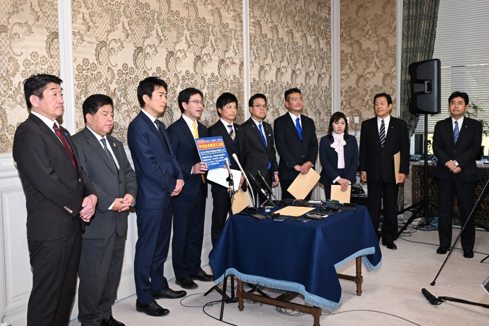 城井崇　山井和則　坂本祐之輔　津村啓介　亀井亜紀子　学校給食無償会法案
