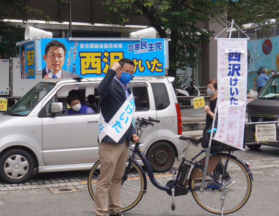 街頭演説を終え、自転車遊説に向かう西沢候補 ★0625自転車DSC07246.jpg