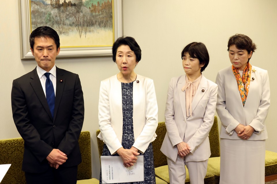 取材に応じる早稲田議員ら 早稲田ゆき 小川淳也 打越さく良 高木真理
