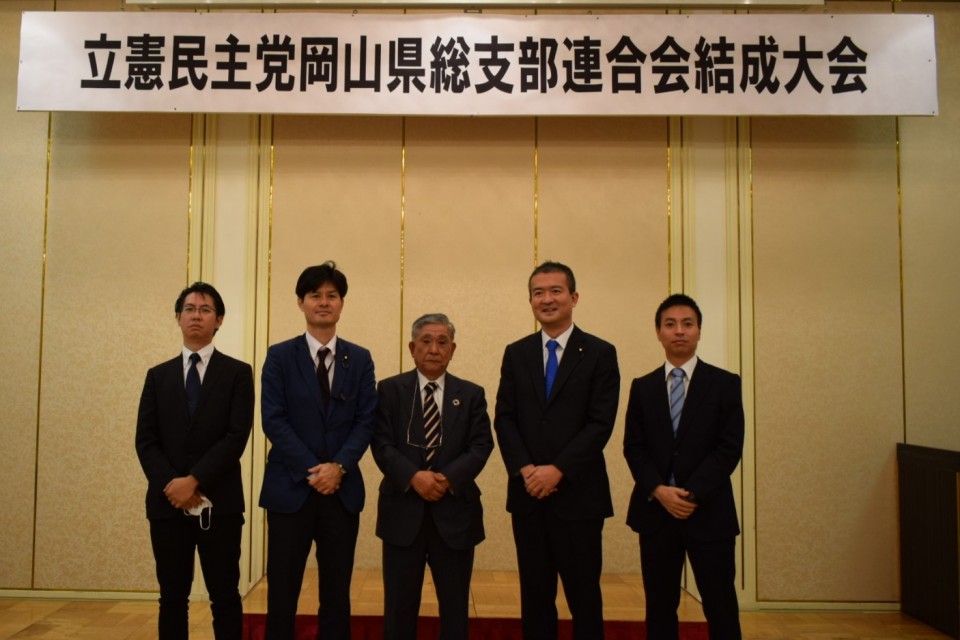 左から鎌田桂輔第5区総支部長、柚木道義衆院議員(4区)、 ★1116岡山大会後総支部長.JPG