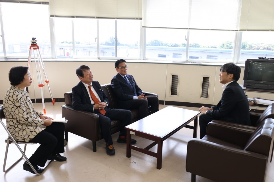 市場と朝市の説明を受ける岡田幹事長ら 平岡秀夫 岡田克也