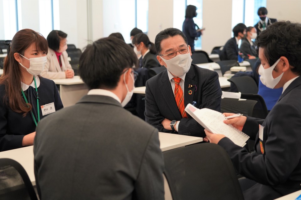 参加者と懇談する熊谷裕人参院議員 20201222 123201.JPG