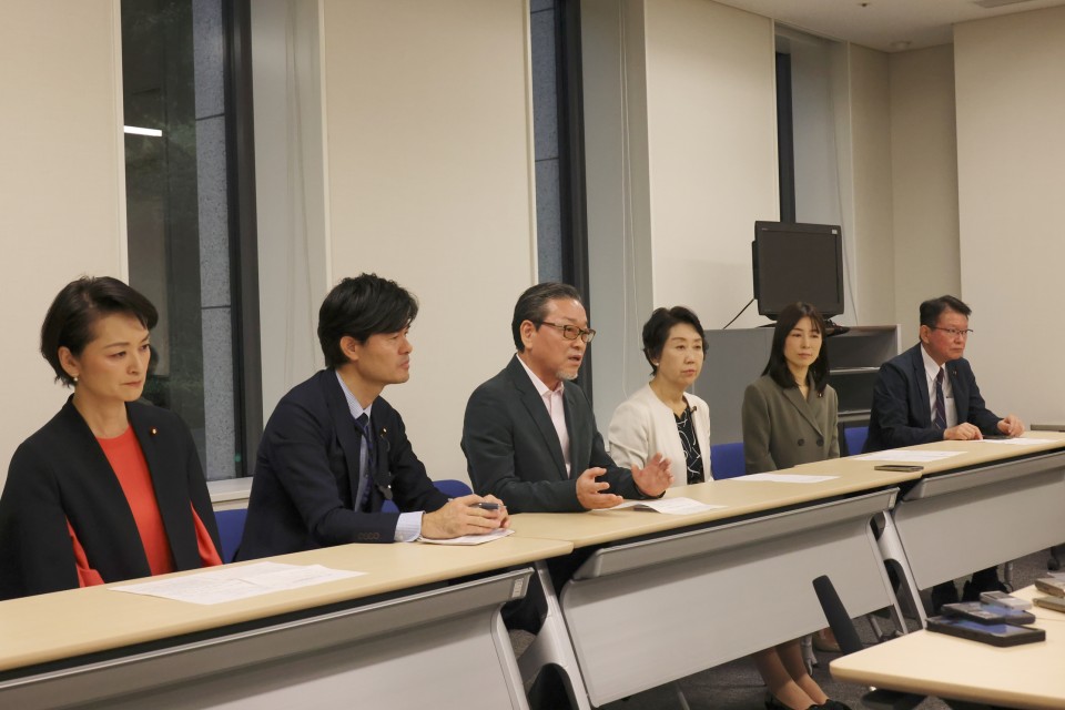 要請には、「青少年を守る父母の連絡協議会」(青母連)代表の玄秀盛さんも参加(左から3番目) 早稲田ゆき 柚木道義 吉田はるみ 塩村あやか 長妻昭
