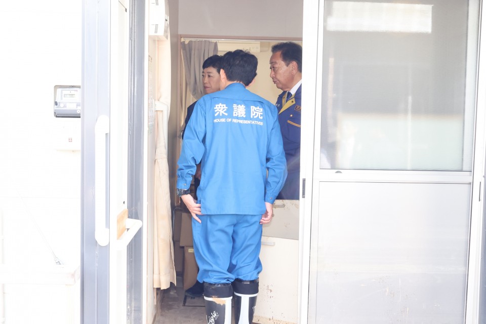 床上浸水した仮設住宅を視察する野田代表ら 野田佳彦 辻元清美 被災地