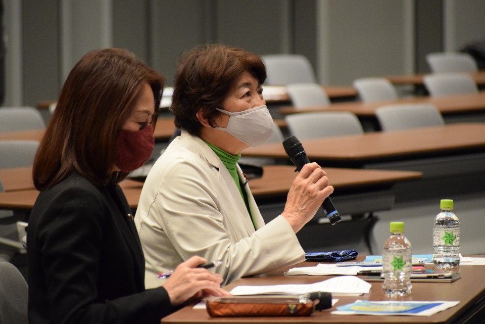委員会の説明をするジェンダー平等推進本部長の大河原雅子衆院議員と、司会を務めた同本部長代行の徳永エリ参院議員 DSC_0565.JPG