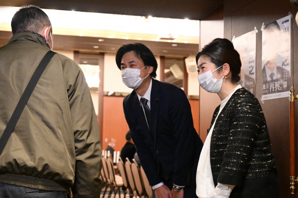 支援者を出迎える一川県議 DSC_5799bottom.jpg