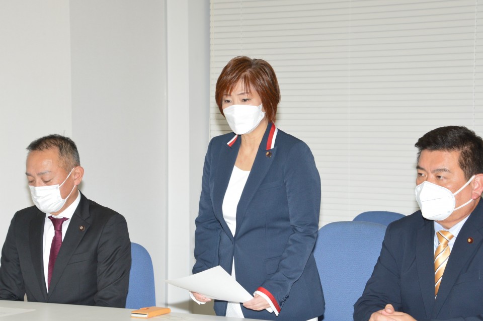 要請後に記者団の取材に応じた森山浩行災害・緊急事態局長、宮沢由佳文部科学部会長、斎藤嘉隆参議院議員(左から) DSC_7014.JPG