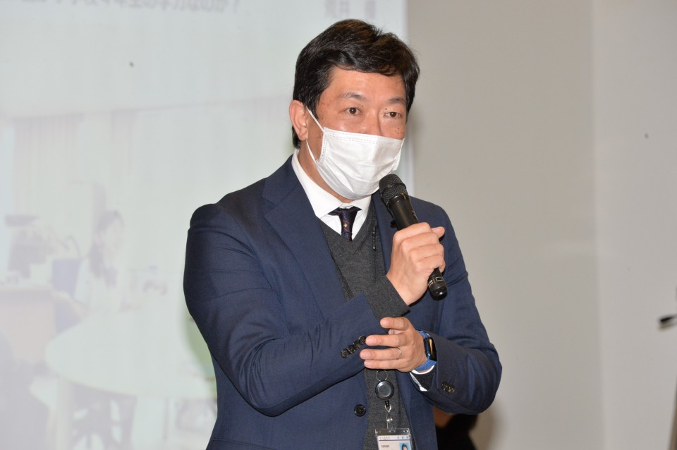 「なぜ、中学校3年生の3割が小学校4年生の学力なのか」をテーマに、現場から考える教育政策について語る荒井優衆院議員 DSC_6759arai.jpg