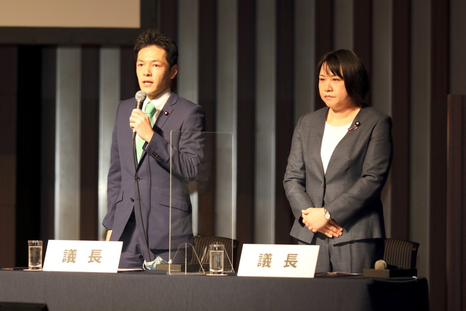 議長の緑川貴士衆院議員(左と岸真紀子参院議員(右) 20210131_131131_01_re2.JPG