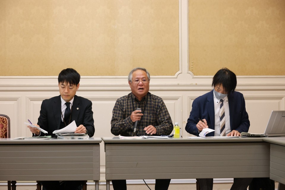左から阿部克臣弁護士、橋田達夫さん、鈴木エイトさん 20230405_123854_02_rez.JPG