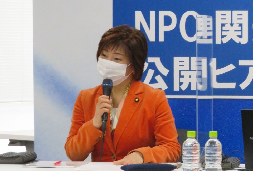 司会をつとめた つながる本部事務局長の宮沢由佳参院議員 司会をつとめる宮沢由佳参院議員.jpg