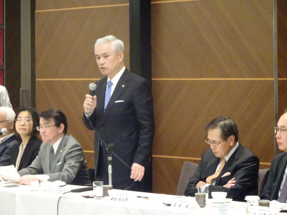 小林元治・日弁連会長(中央)と菊地裕太郎・弁政連理事長(右) 小林会長 菊地理事長.JPG