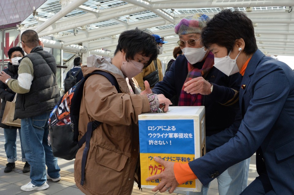 募金箱をもって支援を呼びかける西村幹事長 DSC_8598bokin.jpg