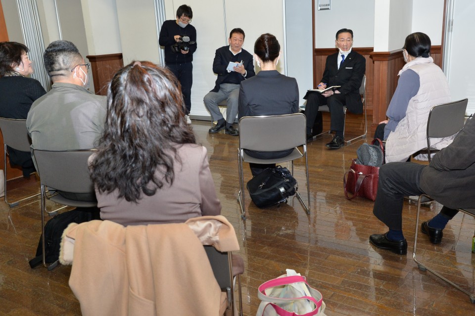 熱心にメモを取りながら話を聞く、福山幹事長と山内総支部長 _20201121 144313kiku.jpg