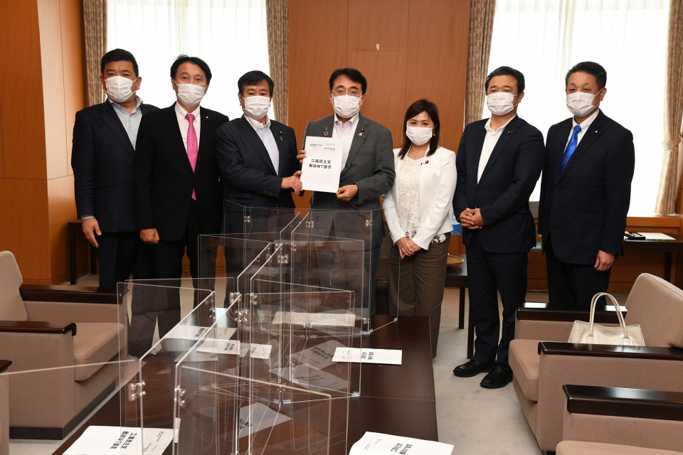 金融庁での手交の様子 20210611_124737-_02.jpg