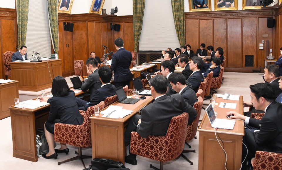 衆院政治倫理審査会　中谷一馬