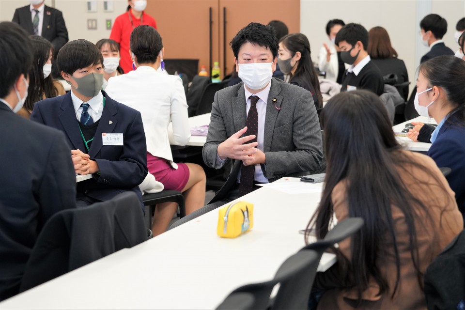 参加者と懇談する石川大我参院議員 20201222 121517.JPG