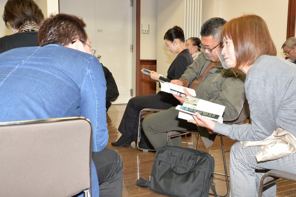 冊子を手に、日々の暮らしの課題について語り合う参加者たち _20201121 134717vision.jpg