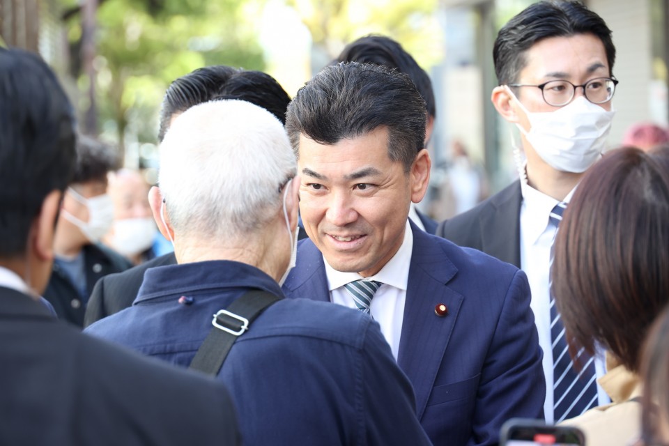 激励を受ける泉代表(三宮センター街東入口) 20230408_134932_03_rez.JPG