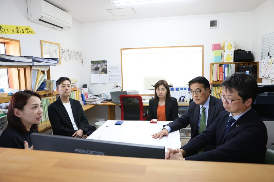株式会社ちいきおこしの事業説明を聞く岡田幹事長ら 岡田克也 亀井亜紀子 石橋通宏