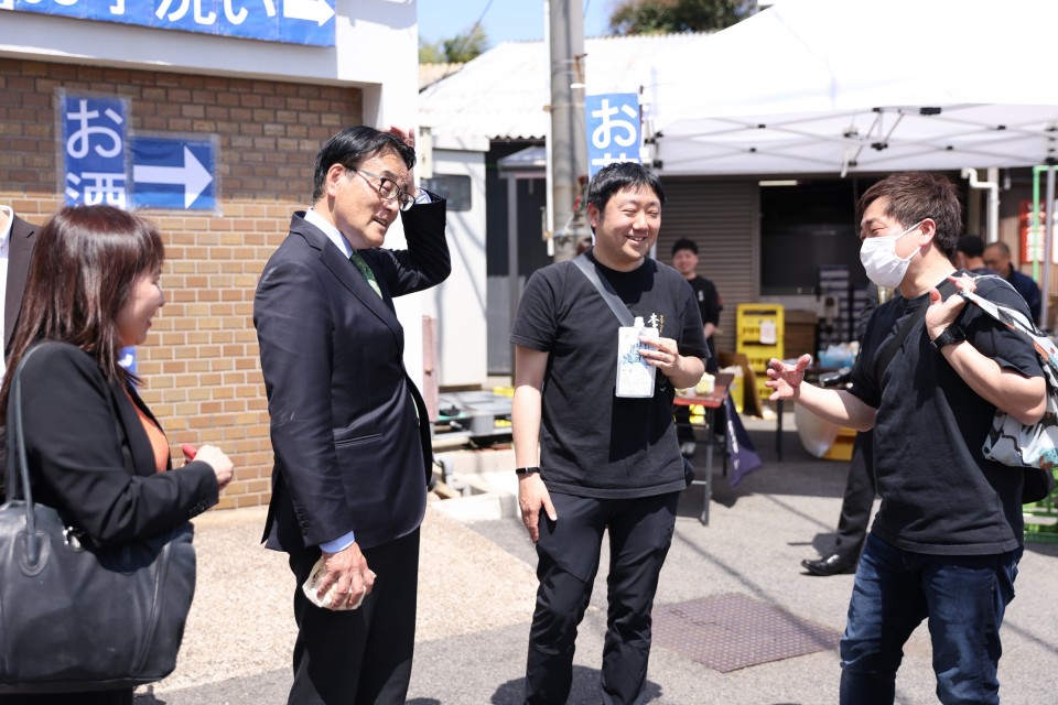 李白酒造の田中さん(中央右)と「月山」蔵元の吉田酒造の吉田さん(右)と懇談する、亀井総支部長と岡田幹事長 20240413_115622_02_re_rez.JPG