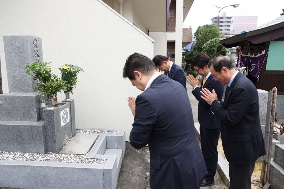 墓前で手を合わせる泉代表ら 20240704_105258_01_rez.JPG