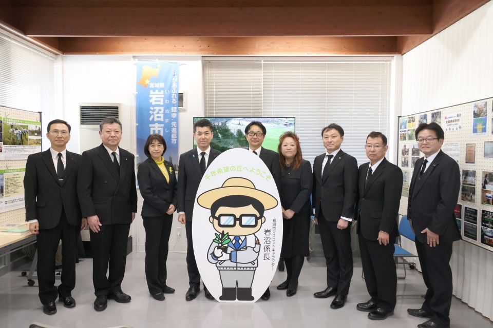 交流センターでマスコットキャラクターの岩沼係長と 東日本大震災 泉健太 岡本あき子 柳沢剛