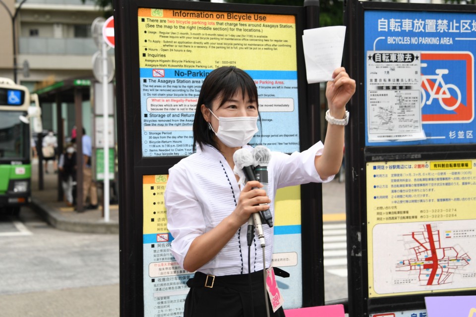 司会を務めた塩村あやか参院議員。「1枚目は蓮舫、2枚目はつじもと清美」と呼びかけ 20220703_154154_01.JPG
