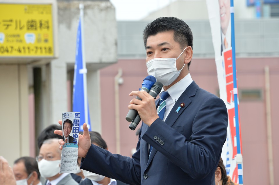 JR津田沼駅南口でマイクを握る泉政調会長 DSC_3520.JPG
