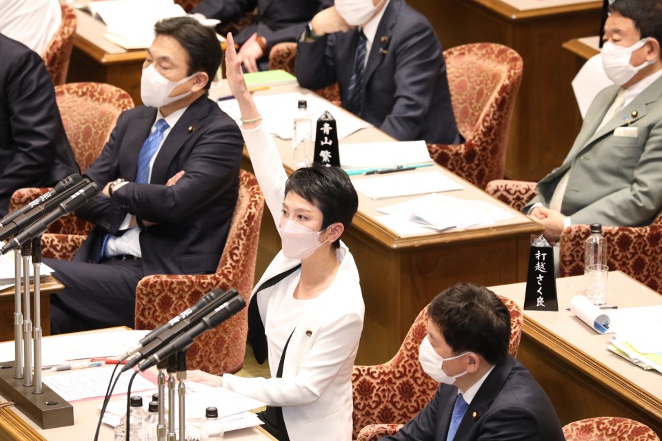 右手首にウクライナ国旗カラーのミサンガをつけ質問する蓮舫議員 20220317_094048_01_rez.JPG