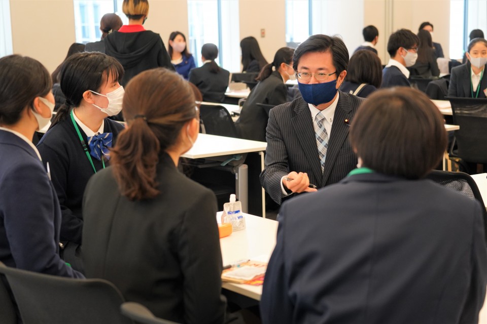 参加者と懇談する道下大樹衆院議員 20201222 120140.JPG