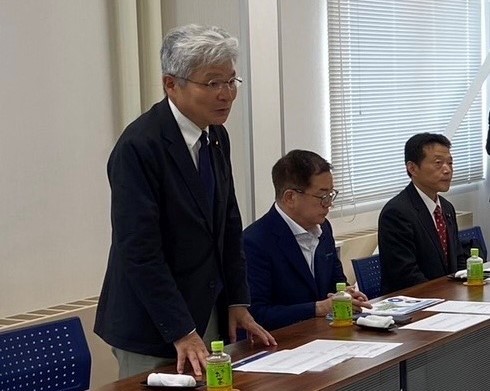 JR貨物との意見交換会であいさつする逢坂道連代表 写真②JR貨物との意見交換会で挨拶する逢坂道連代表.jpg 逢坂誠二