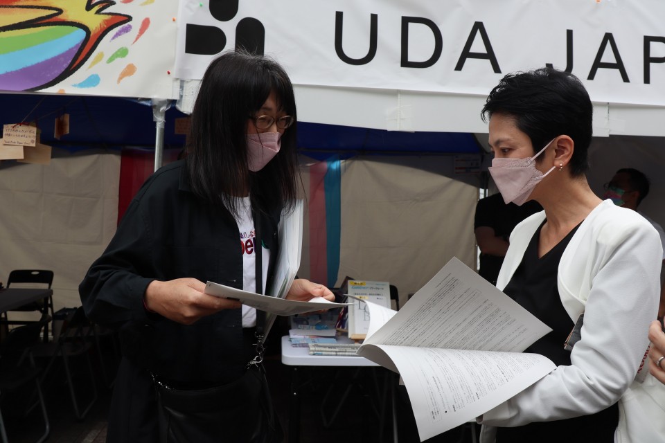 筑波大学のブースで取り組みについて説明を聞く蓮舫議員 IMG_2989.JPG