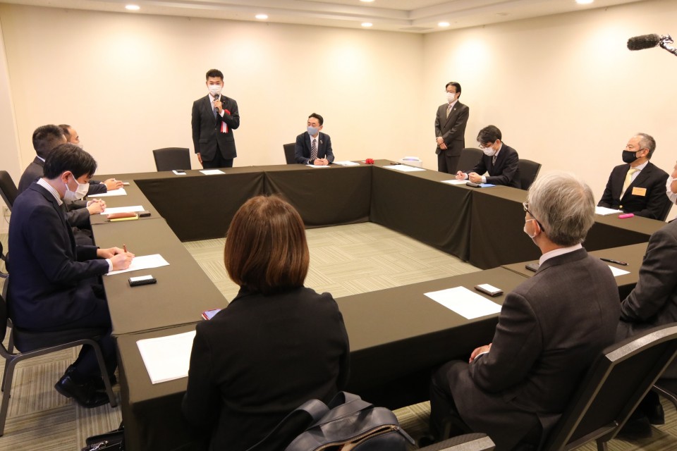 意見交換会であいさつする泉代表 意見交換会であいさつする泉代表