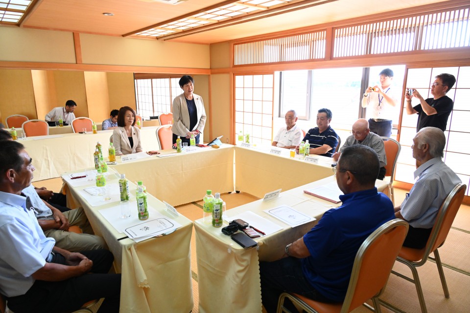 十和田市認定農業者協議会の皆さんと意見交換。出席した農業者の方たちからは、「あと10年もしたらここにいる者はみんな引退してしまう」「土地を残したいが、働く人がいなければ残せない」「空き家対策が問題になっている」などの懸念や課題が出されました。一方で、農業をもっと知ってもらうために、「学校教育の場でも『農業体験』などを入れてもらえたら」といった提案もありました。 田名部匡代 徳永エリ 農林水産キャラバン