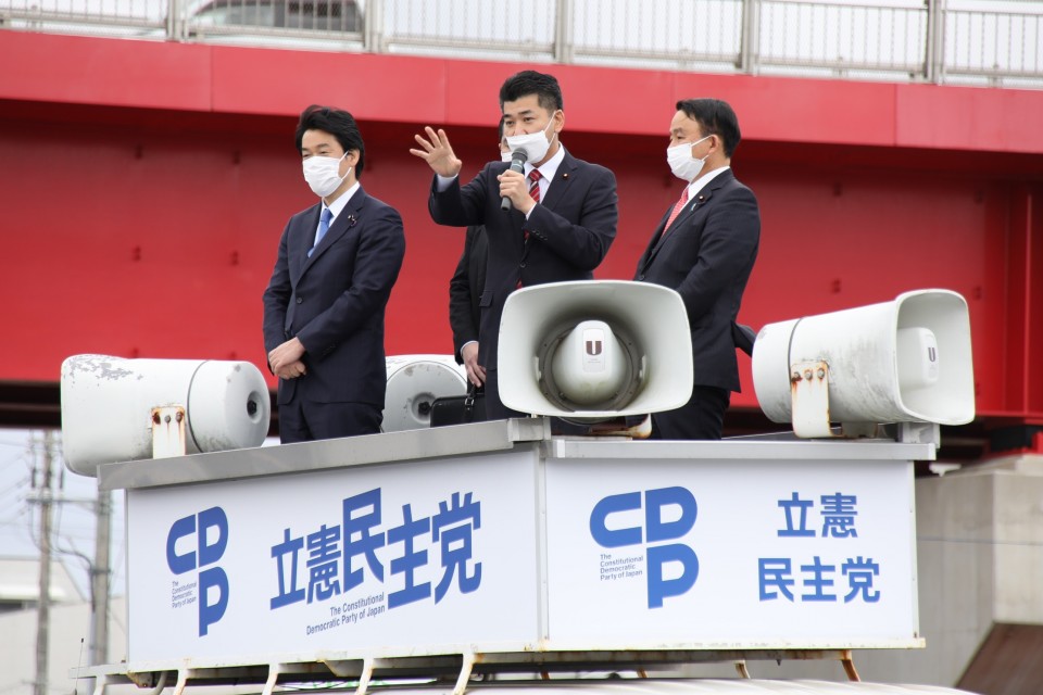 市内で街頭演説する小西議員、泉代表、谷田川議員(左から) 20220418_142333_re_rez.JPG