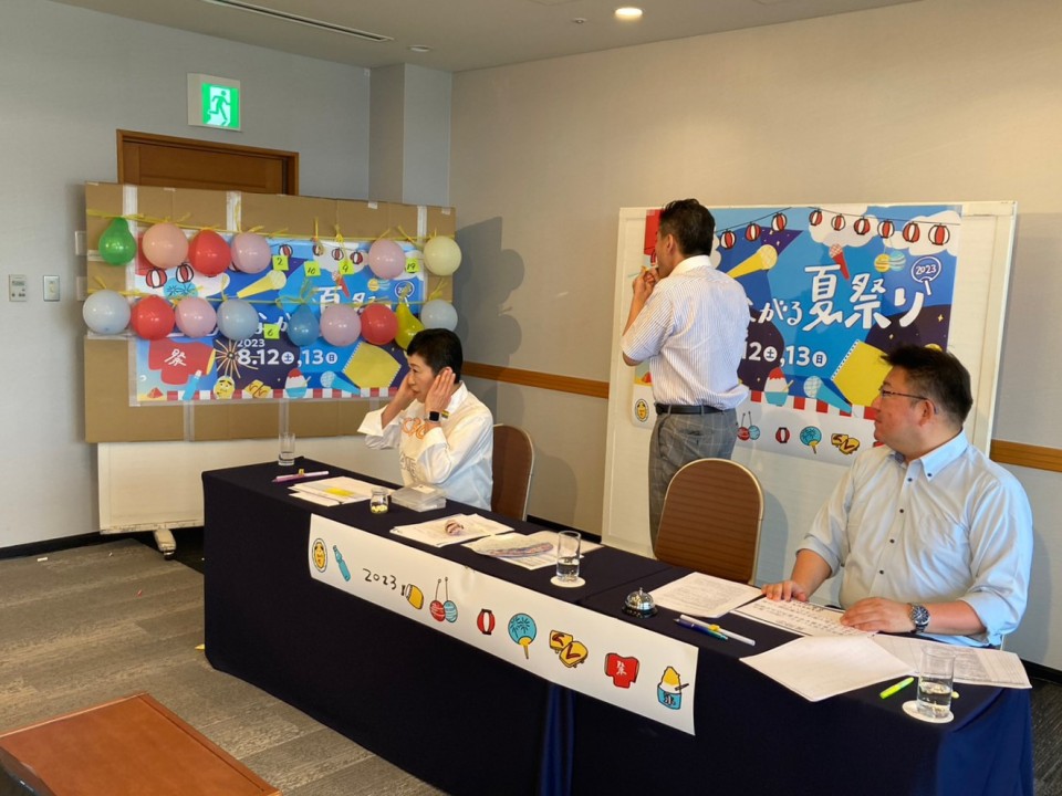 各議員が吹いた矢で割れた風船の番号の質問を順番に回答 泉健太 辻元清美 渡辺創