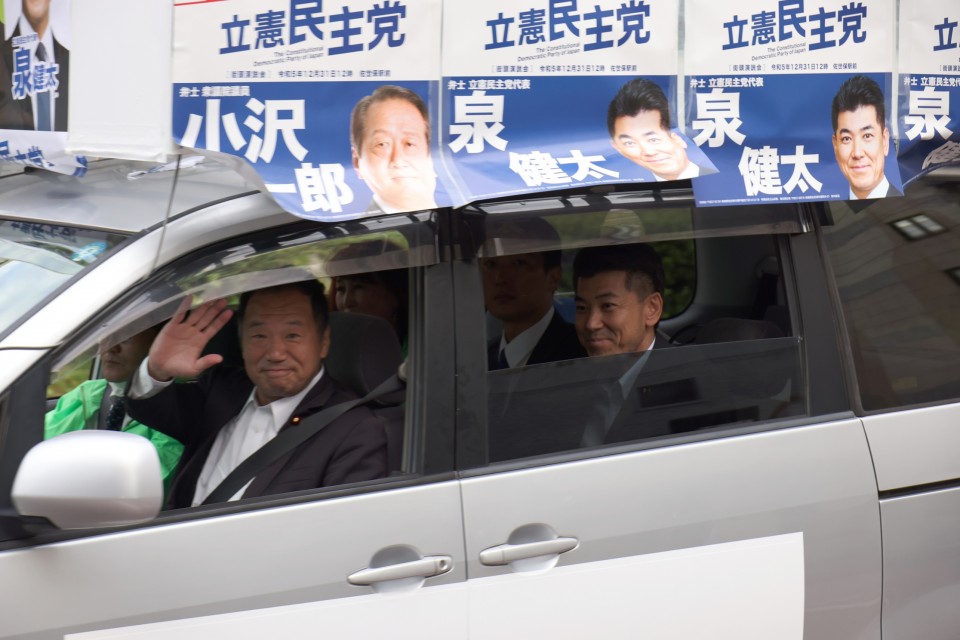 流し遊説に向かうすえつぐ衆院議員(助手席)と泉代表(後部座席) 泉健太