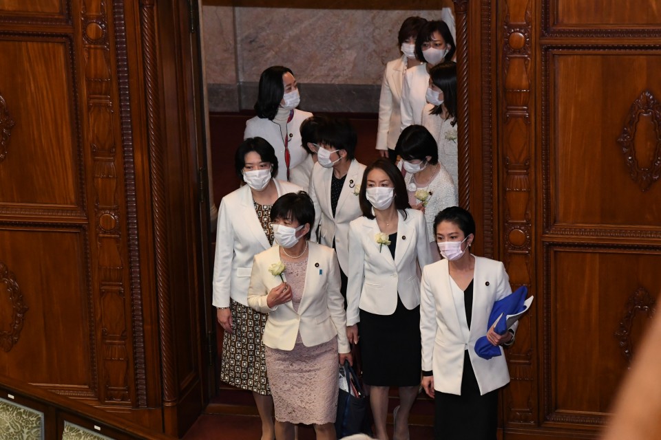 参院本会議場に入る所属議員ら(10日) ★参女性議員20210210 095555_01.jpg