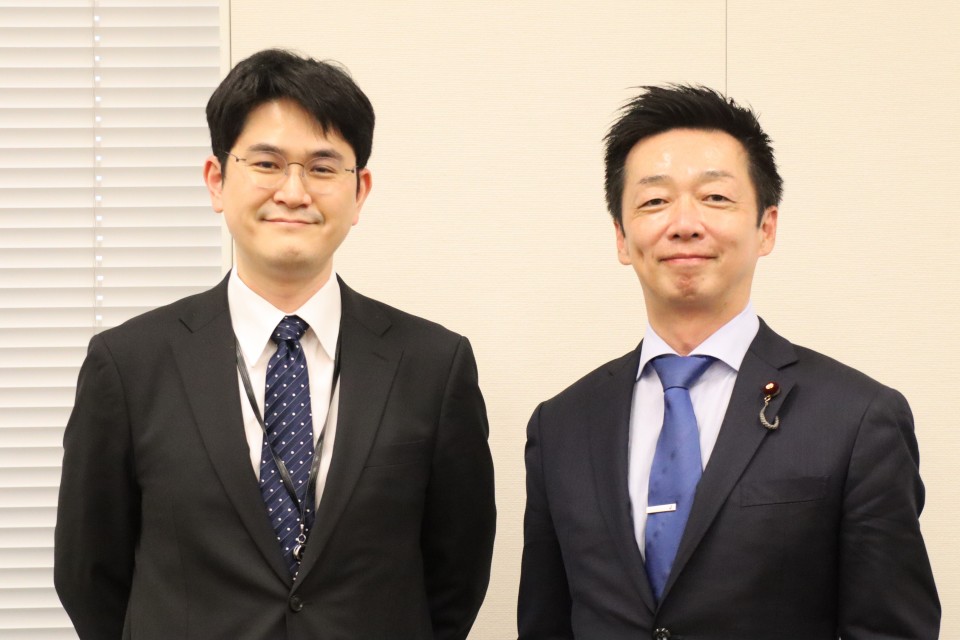 趙立法官(左)と源馬国際局長 IMG_0369.JPG