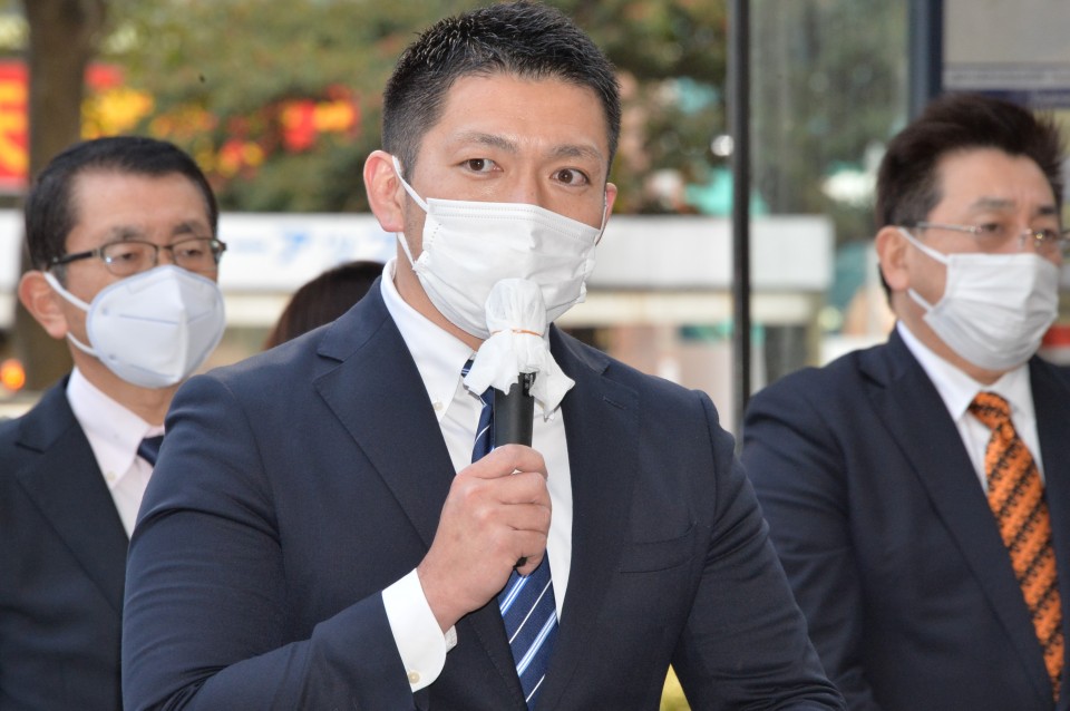 天神地区の活動に参加した坪田晋・福岡1区総支部長。ウクライナの平和実現を求めてともに力を合わせていこうと訴えました。 DSC_8689tsubota.jpg