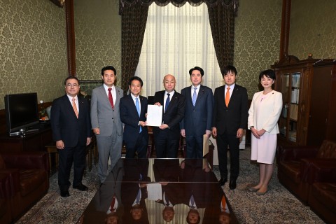 政治資金透明化法案　大串博志　落合貴之　本庄知史　吉田はるみ　桜井周