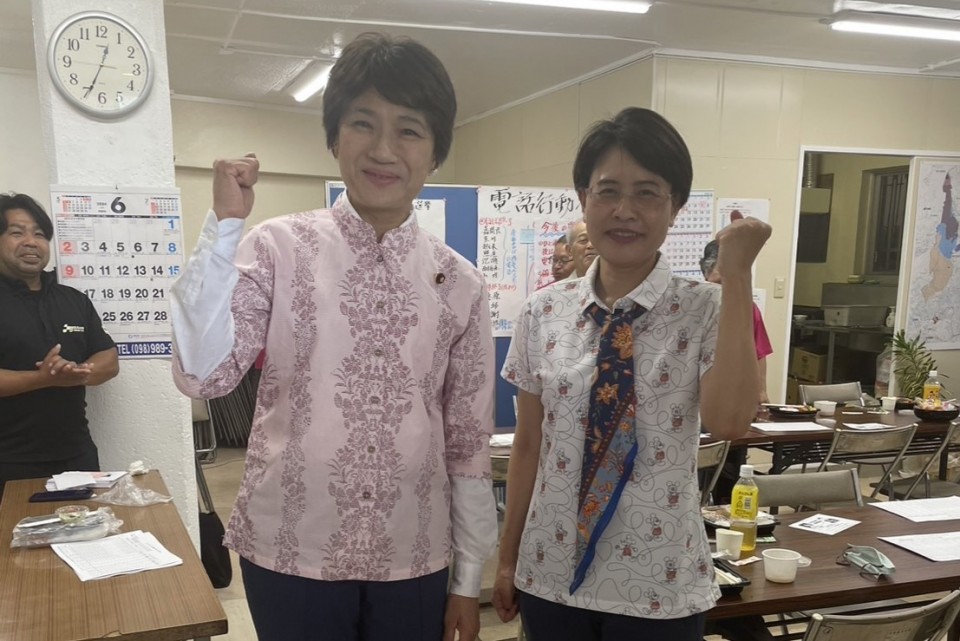 仲村未央候補の事務所で激励 S__10117161_0nakamura.jpg