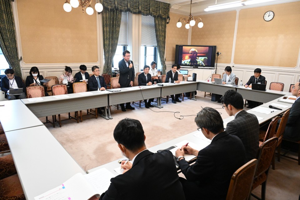 長妻昭　山井和則