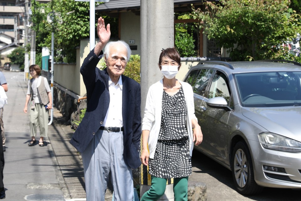 枝野代表らを見送る村山元総理 20210711_100108_02_re_rez.JPG
