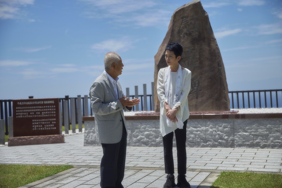 大島町メモリアル公園で話を聞く蓮舫候補 蓮舫
